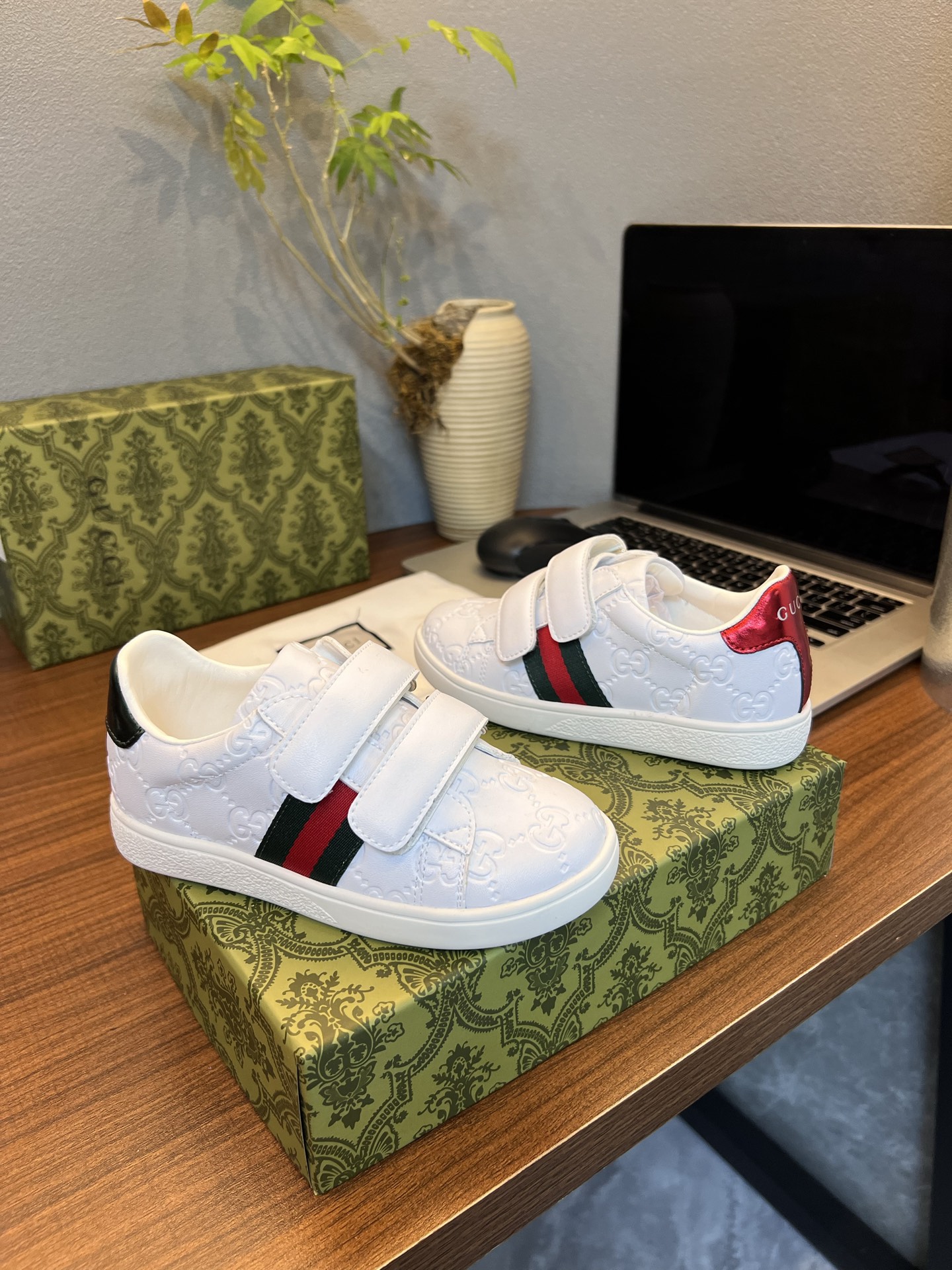 Children's shoes child